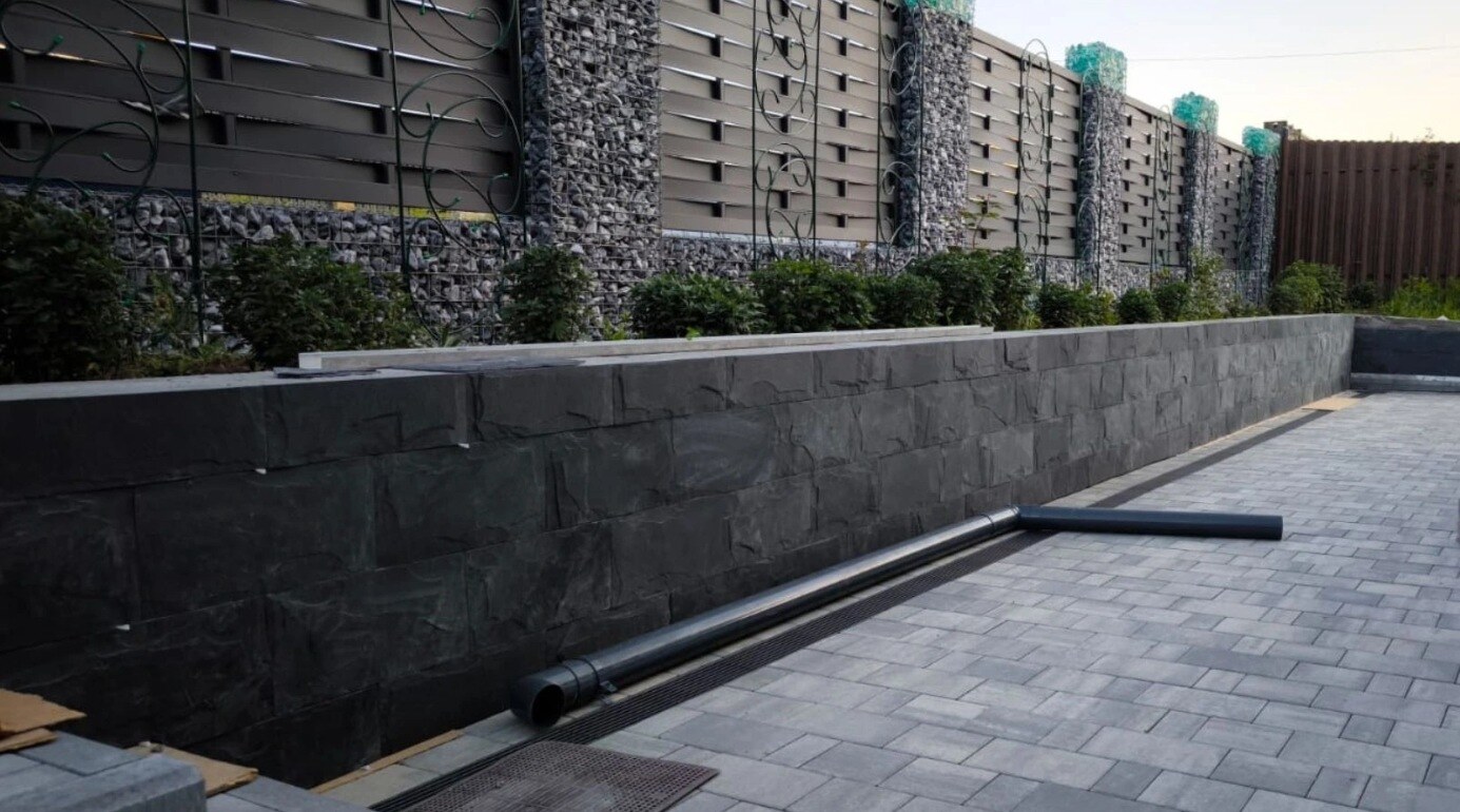 mushroom-03-lifestyle-exterior Плитка из черного сланца «Машрум» 400х200х12 мм от поставщика Стоко фото №3 из галереи